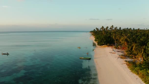 Pôr-do-sol colorido sobre ilhas tropicais. As pessoas relaxam na praia à noite . — Vídeo de Stock