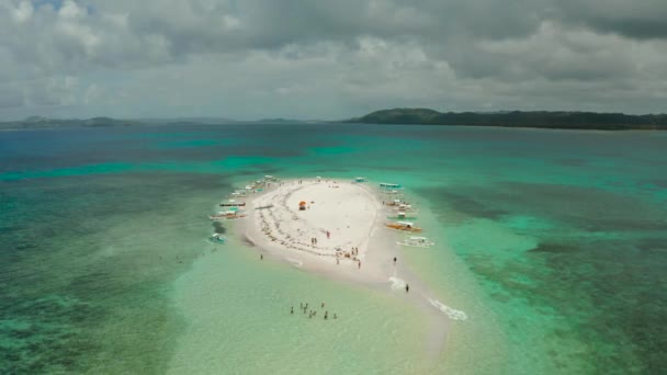 裸の島、シアルガオ。白い砂浜の島はサンゴ礁、トップビューに囲まれています. — ストック動画