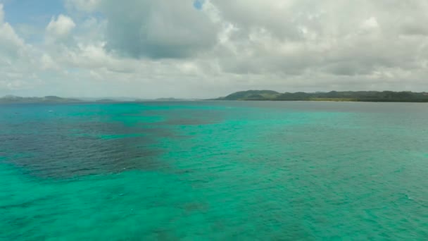 环礁和蓝色的海，从上方看。 海景在白天。 Siargao — 图库视频影像