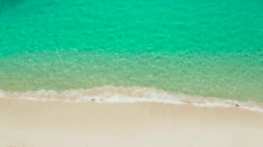 Köpüklü deniz dalgaları, üst manzara. Beyaz kumsal.