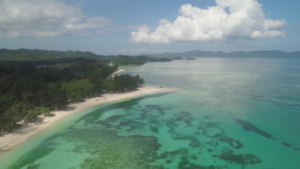 Морской пейзаж с пляжем и морем. Филиппины, Лусон. Песчаный пляж и лагуны с кораллами. Филиппинские острова . — стоковое видео