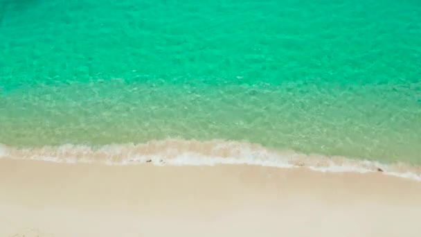 Ondas de mar con espuma, vista superior. Playa de arena blanca . — Vídeos de Stock