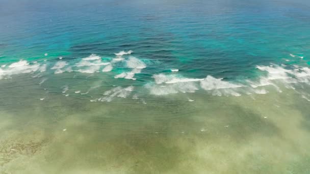 Ondas do mar com espuma, vista superior. — Vídeo de Stock