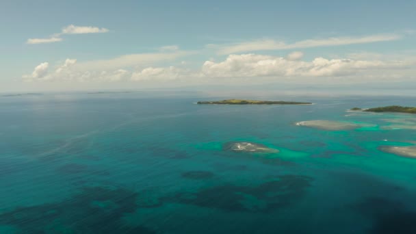 Bucas Grande Island, Filippinerna. Vackra laguner med atoller och öar, utsikt från ovan. — Stockvideo