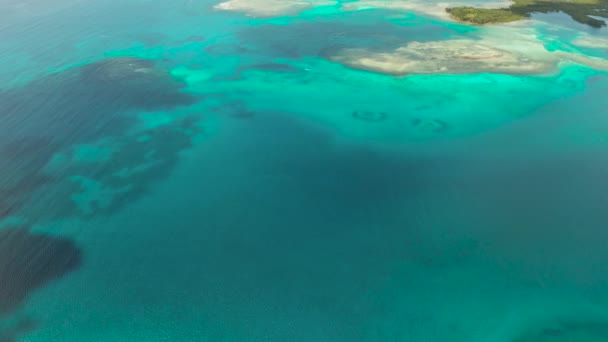 Transparant blauw zeewater in de lagune. — Stockvideo