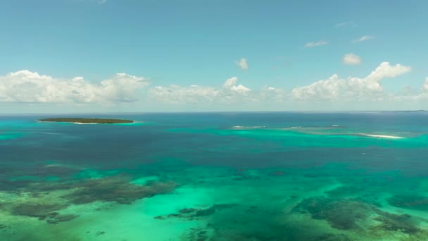 Paisaje marino con arrecifes de coral e islas. Clima tropical y naturaleza de Filipinas . — Vídeos de Stock