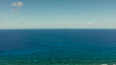 Gündüzleri deniz manzarası. Bulutlu sakin deniz ve gökyüzü.