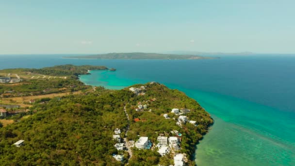Île de Boracay, vue d'en haut. Paysage marin avec île verte . — Video