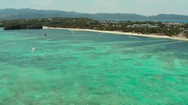 Kitesurfistas en la playa Bulabog, isla de Boracay, Filipinas — Vídeos de Stock