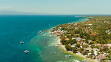Cebu, Moalboal, Filipinler adasının kıyısında. panagsama plajı