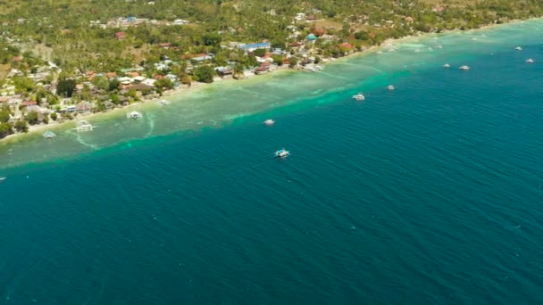 Pobřeží ostrova Cebu, Moalboal, Filipíny. pláž panagsama — Stock video