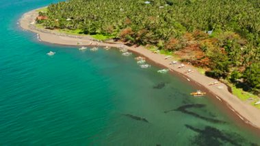 Camiguin adasında teknelerle lagün ve plaj, havadan görünüm.