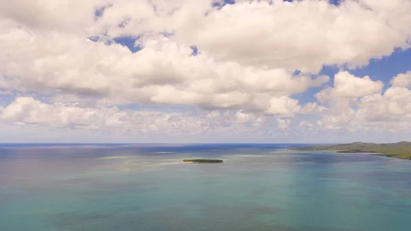 Seascape, costa da ilha de Siargao, Filipinas. Mar azul com ondas e céu com grandes nuvens. — Fotografia de Stock