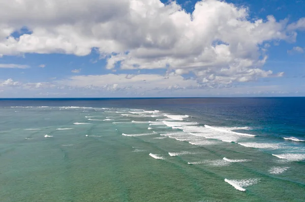 Mar azul com ondas e céu com grandes nuvens . — Fotografia de Stock