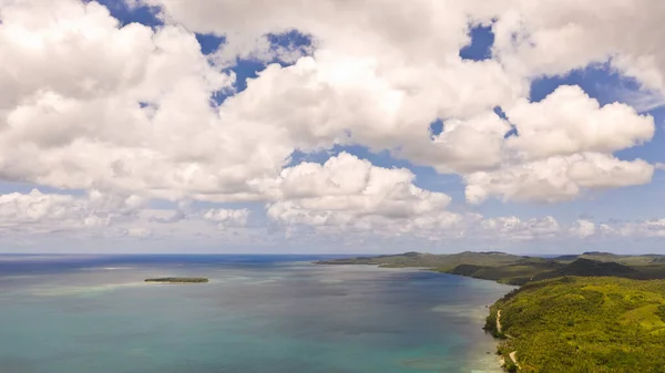 Seascape, costa da ilha de Siargao, Filipinas. Mar azul com ondas e céu com grandes nuvens. — Fotografia de Stock