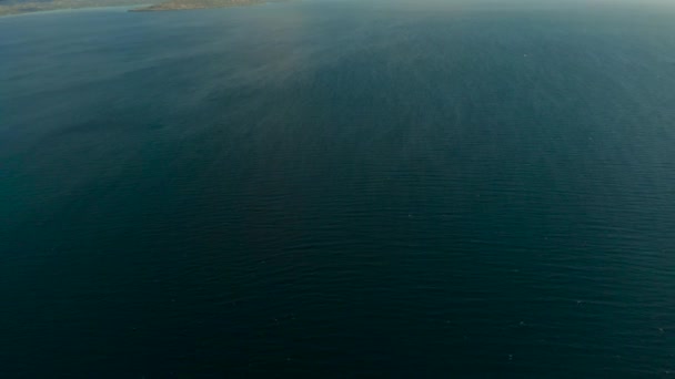 Zeegezicht, eiland en lucht met wolken, Cebu, Filippijnen. — Stockvideo