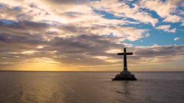 Timelapse: Camiguin adasında Batık Mezarlığı çapraz, Filipinler.