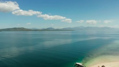 Mangrovlu beyaz kum adası. Honda Bay deniz manzara, yukarıdan görünümü.