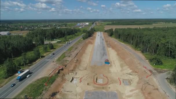 Будівництво нової дороги. Курган з піском для будівництва дороги. Нове дорожнє навчання . — стокове відео