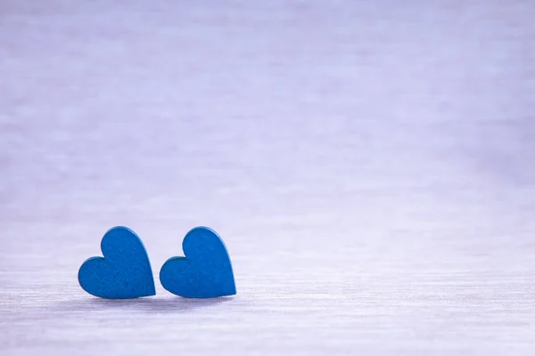 Coeurs en bois sur un beau fond. Deux cœurs, fond pour salutations sur la Saint-Valentin. Coeurs bleus, fond . — Photo
