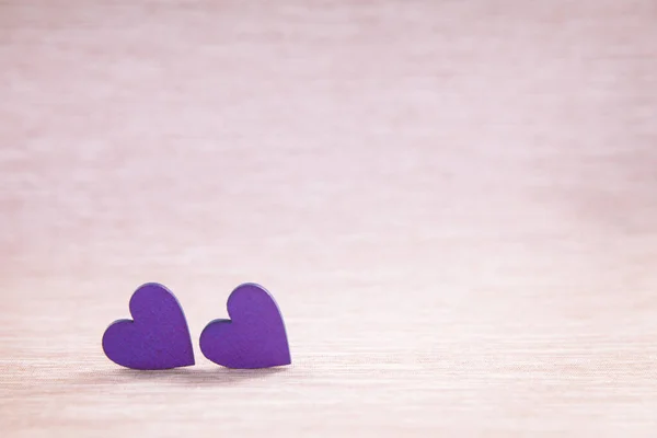 Coeurs en bois sur un beau fond. Deux cœurs, fond pour salutations sur la Saint-Valentin . — Photo