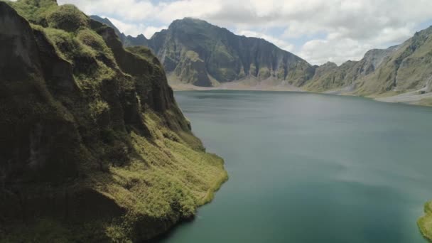 Crater Lake Pinatubo, Filippijnen, Luzon. Meer hoog in de bergen, uitzicht vanuit de lucht. Prachtig berglandschap met toppen van bergen en vulkanen. — Stockvideo