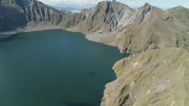 Кратер Лейк Пинатубо, Филиппины, Лусон. Озеро высоко в горах, вид с воздуха. Красивый горный пейзаж с вершинами гор и вулканов . — стоковое видео
