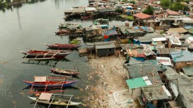 Manila'da gecekondu lar ve çöpler. Manila'nın fakir sakinlerinin evleri ve tekneleri. Filipinler'de yaşayan yoksul.