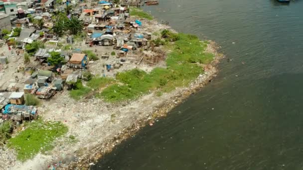 Sloppenwijken in Manilla, een top uitzicht. Verontreiniging van de zee door huishoudelijk afval. — Stockvideo