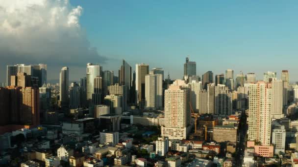 Cityscape van Makati, het zakelijke centrum van Manilla, uitzicht van bovenaf. Aziatische metropool in de ochtend, Top uitzicht. Wolkenkrabbers en woonwijken, de hoofdstad van de Filipijnen. — Stockvideo