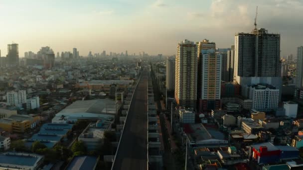 Panorámája Manila. the város Manila, a főváros a Fülöp-szigeteken. Modern metropolisz reggel, felülnézet. Felhőkarcolók és üzleti központok egy nagyvárosban. — Stock videók