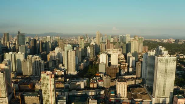 Stadsbilden Makati, affärscentrum i Manila, utsikt från ovan. Asian Metropolis på morgonen, uppifrån. Skyskrapor och bostadskvarter, huvudstaden i Filippinerna. — Stockvideo