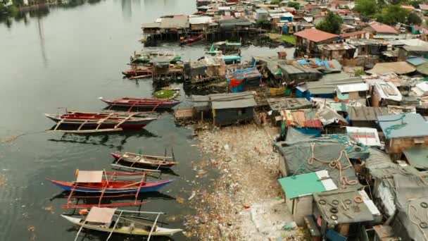 Slums und Müll in Manila. Häuser und Boote der armen Einwohner von Manila. Armut auf den Philippinen. — Stockvideo