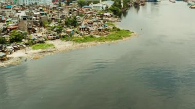 Manila gecekondu, bir üst görünümü. Evsel atıklar tarafından deniz kirliliği.