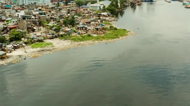 Slummen i Manila, en topputsikt. Havsförorening genom hushållsavfall. — Stockvideo