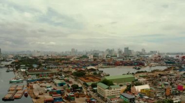 Şehir manzarası Manila. Şehirde yerleşim alanları ve iş merkezi, üst görünümü. Büyük liman kenti.