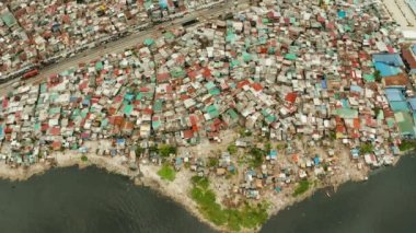 Manila gecekondu, bir üst görünümü. Evsel atıklar tarafından deniz kirliliği.