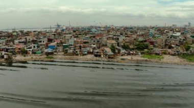 Manila gecekondu, bir üst görünümü. Evsel atıklar tarafından deniz kirliliği.