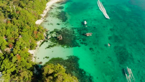 열 대 해변 근처에 있는 푸른 초호에서 백 사 장 이있는 보르 카이 섬. — 비디오