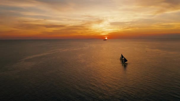 Barche a vela sul mare al tramonto sull'isola di Boracay, Filippine. Barca a vela contro un bellissimo tramonto . — Video Stock