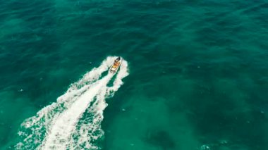 Tropik bir tatil beldesinde jet ski süren turistler. Boracay, Filipinler