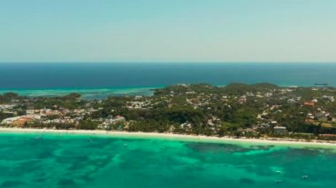 Island Boracay, Filipinler, yukarıdan bakın. Büyük adadaki binalar ve oteller.