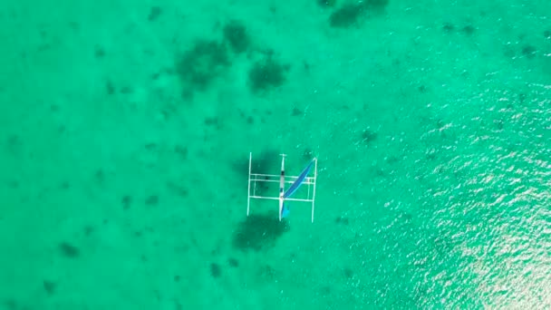 Прекрасний вид на вітрильник у тропічному морі (Боракай, Філіппіни).. — стокове відео