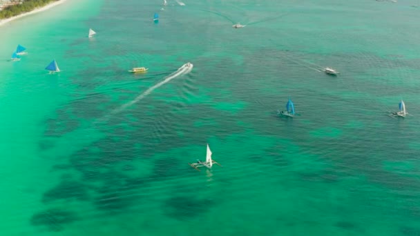 Pequenos barcos à vela para excursões turísticas ao pôr do sol na ilha de Boracay - Destino de viagem exclusivo nas Filipinas — Vídeo de Stock