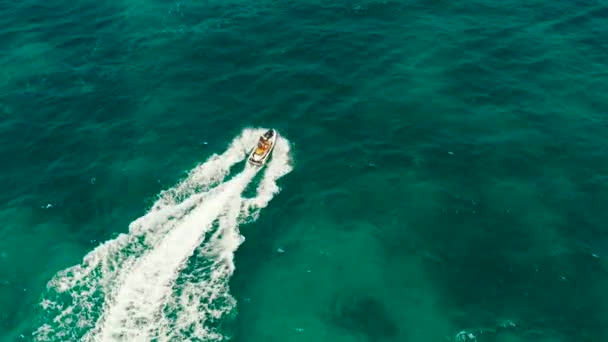 Turistas em um jet skis em um resort tropical. Boracay, Filipinas — Vídeo de Stock