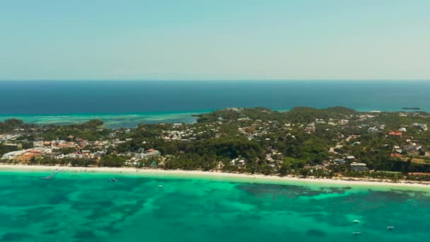 Island Boracay, Filippinerna, utsikt från ovan. Byggnader och hotell på Big Island. — Stockvideo
