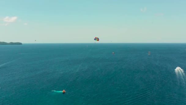 Parasailing på ön Boracay, Filippinerna — Stockvideo