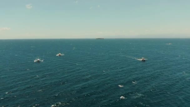 Bateaux philippins locaux dans la mer bleu profond,