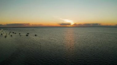 Tropikal adalar üzerinde renkli gün doğumu.