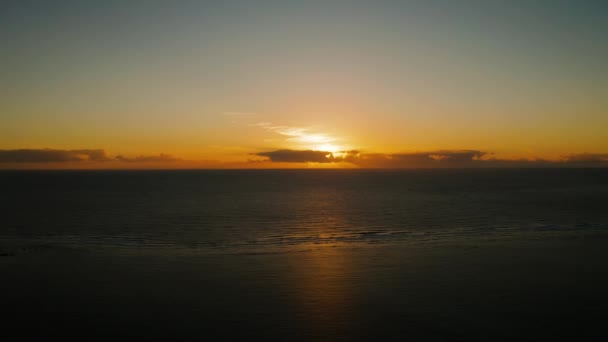 Barevný východ slunce nad tropickými ostrovy. — Stock video